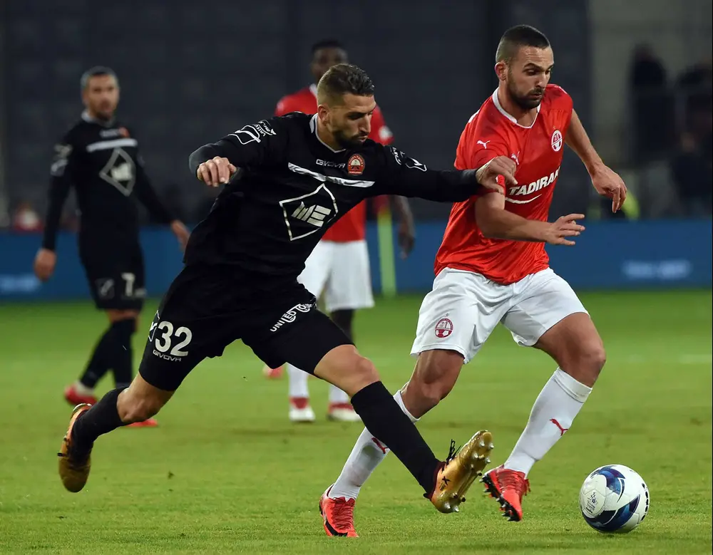 שחקן הפועל באר שבע, בן שהר, מול שחקן הפועל רעננה, בן והבה