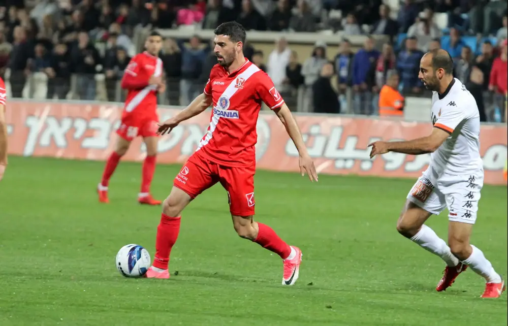 שחקן בני סכנין, שלומי אזולאי, מול שחקן בני יהודה, דן מורי