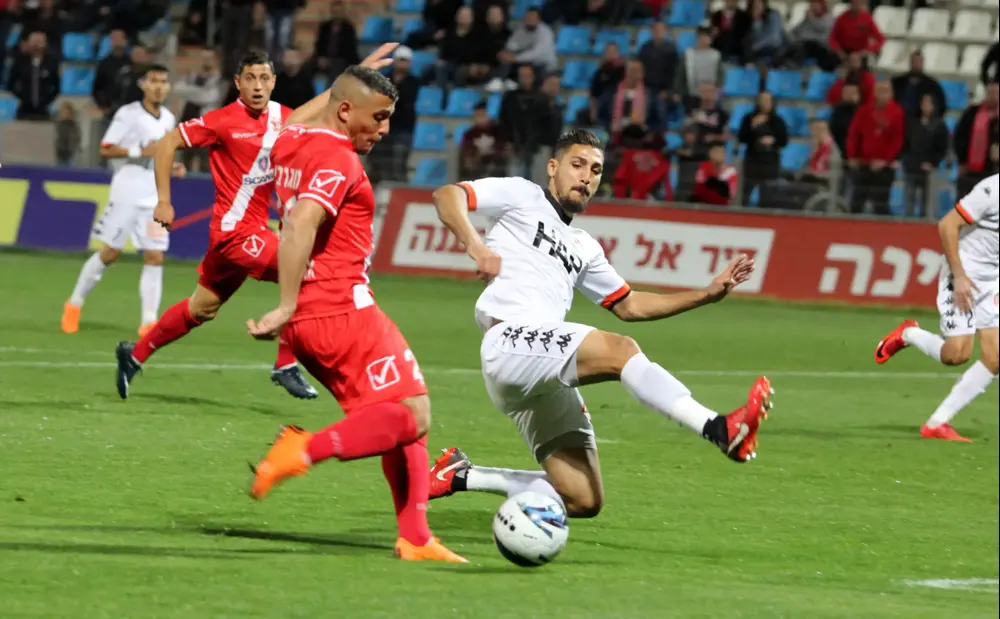 שחקן בני סכנין, פיראס מוגרבי, מול שחקן בני יהודה, עאיד חבשי