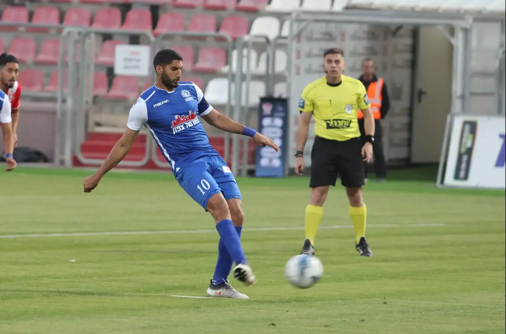 שחקן מכבי פתח תקוה, לידור כהן בועט פנדל