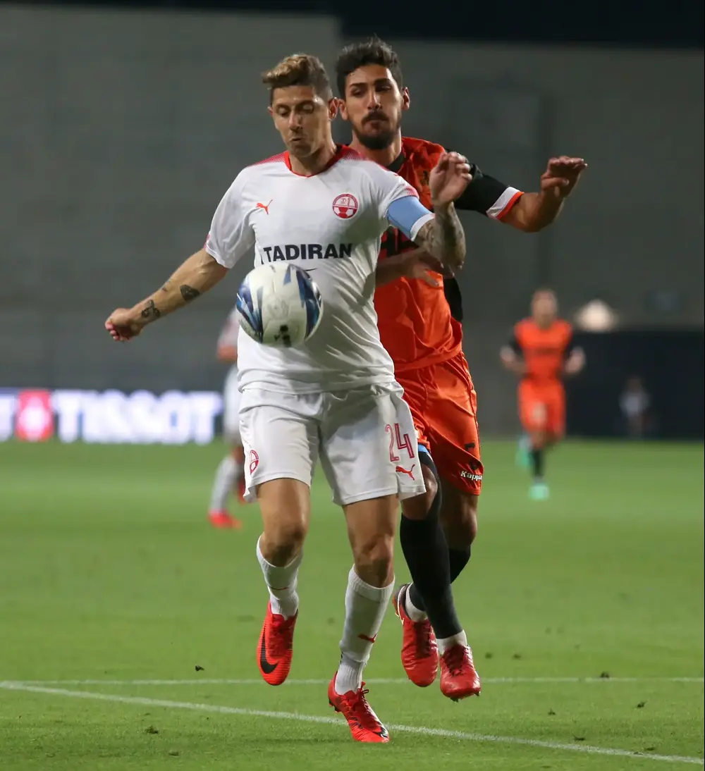 שחקן הפועל באר שבע, מאור מליקסון, לפני שחקן בני יהודה עאיד חבשי