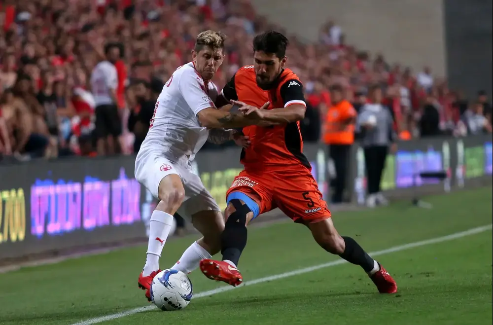 שחקן הפועל באר שבע, מאור מליקסון, לפני שחקן בני יהודה עאיד חבשי