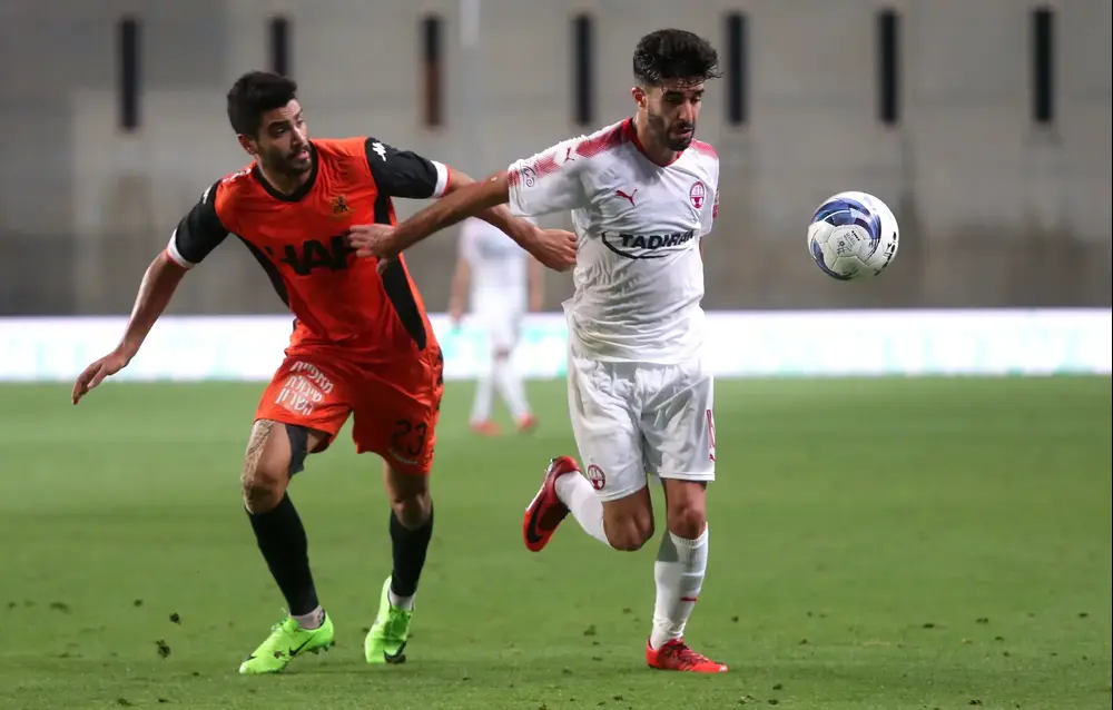 שחקן הפועל באר שבע, אורן ביטון, מול מאור קנדיל, בני יהודה