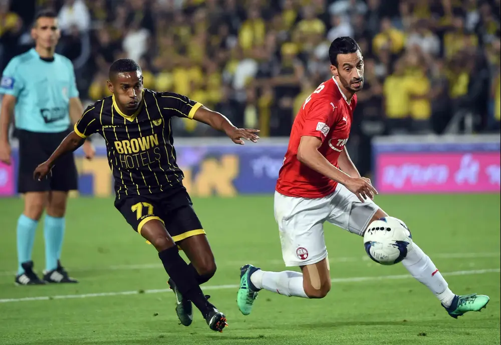 שחקן בית"ר ירושלים, יעקב בריהון, מול שחקן הפועל באר שבע, דן איינבינדר