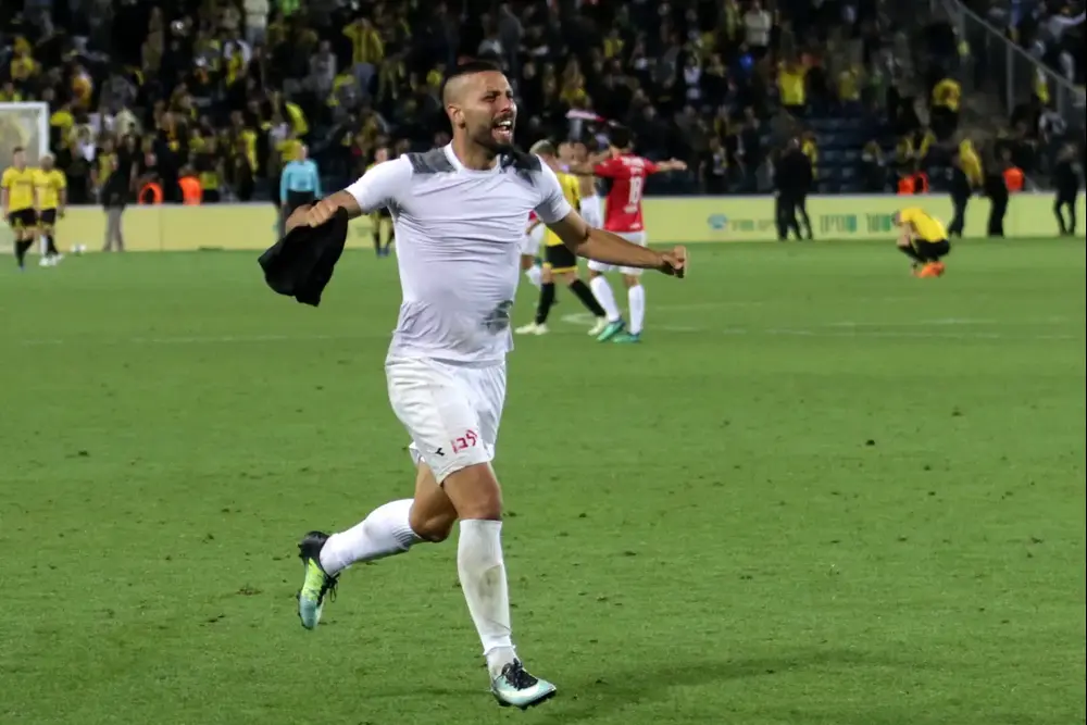 שחקן הפועל חיפה גל אראל חוגג