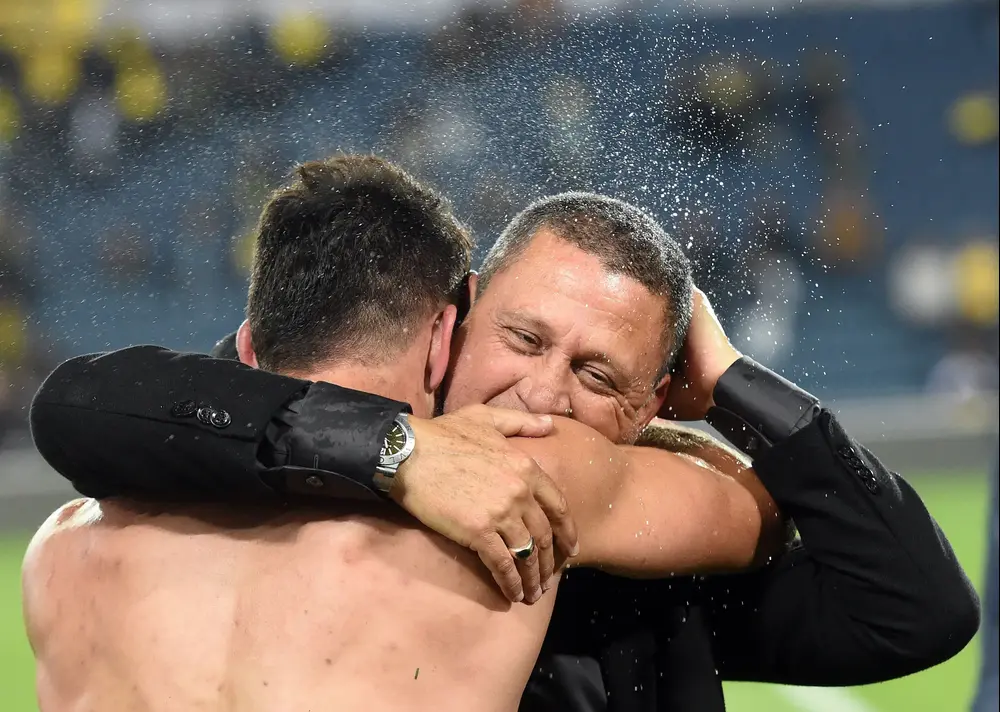 מאמן הפועל חיפה ניר קלינגר חוגג עם אלון תורג'מן