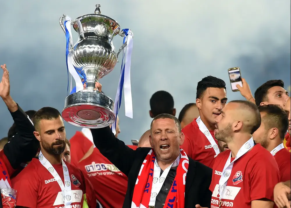 מאמן הפועל חיפה ניר קלינגר עם גביע המדינה