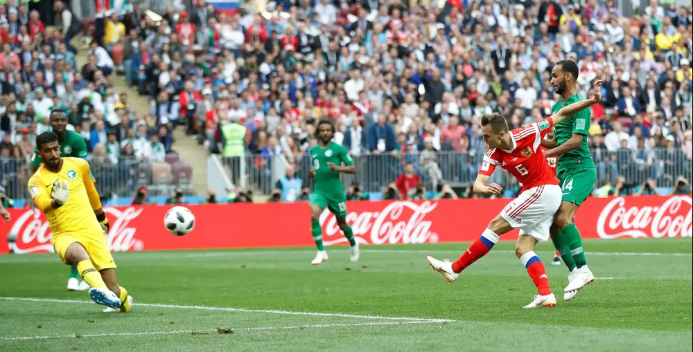 שחקן נבחרת רוסיה דניס צ'רישב כובש