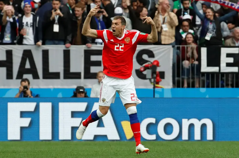 שחקן נבחרת רוסיה ארטיוס דזיובה חוגג