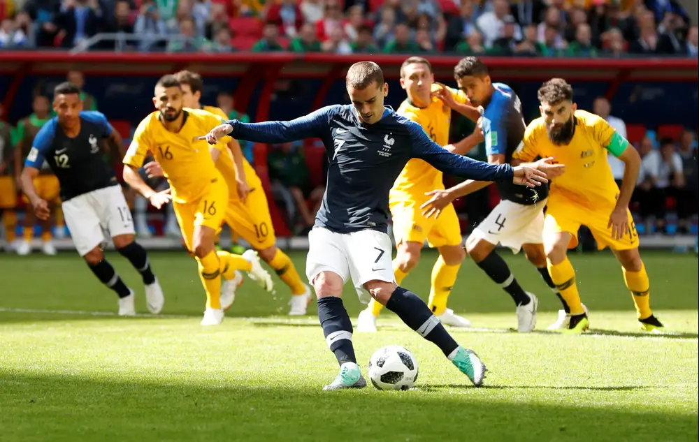 אנטואן גריזמן שחקן נבחרת צרפת בועט פנדל