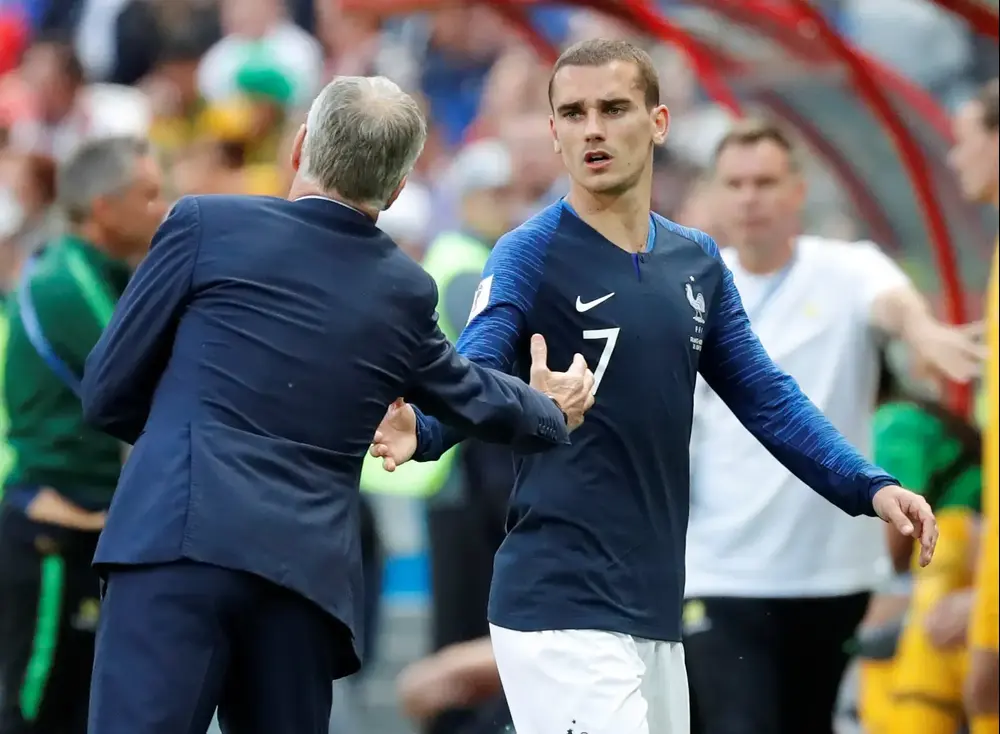 אנטואן גריזמן שחקן נבחרת צרפת עם המאמן דידייה דשאן