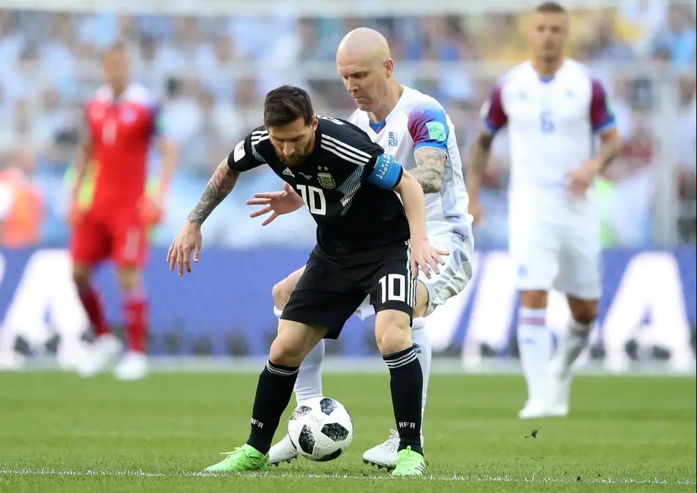 ליאונל מסי שחקן נבחרת ארגנטינה לפני אמיל הלפרדסון שחקן נבחרת איסלנד