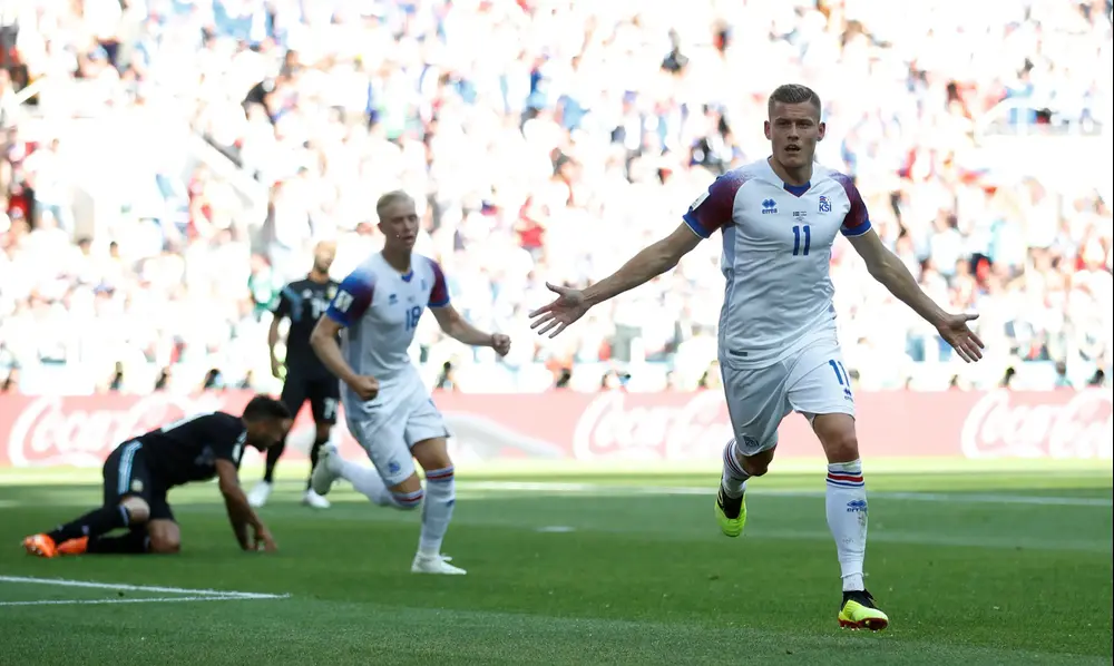 אלפרד פינבוגאסון שחקן נבחרת איסלנד חוגג שער