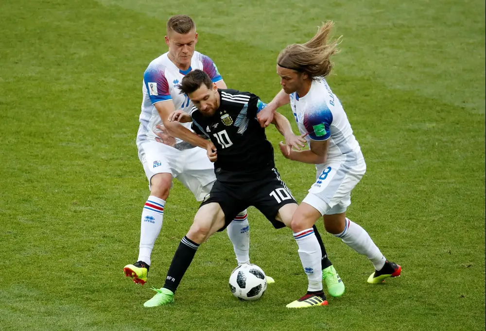 שחקן נבחרת ארגנטינה ליאונל מסי, שחקני נבחרת אינסלנד בירקיר ביאנרסון, אלפרד פינבוגאסון