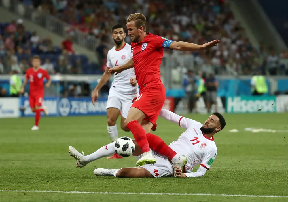 שחקן נבחרת אנגליה הארי קיין עם שחקן נבחרת טוניסיה דילן ברון