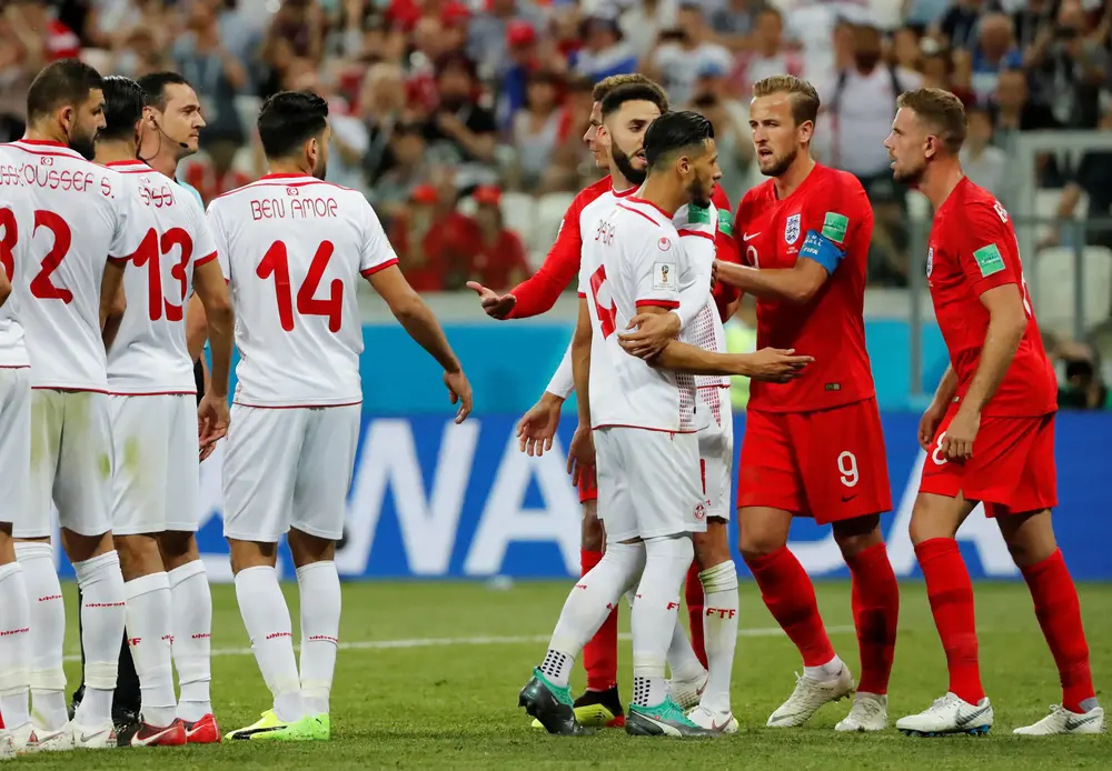 ג'ורדן הנדרסון (מימין), הארי קיין שחקני נבחרת אנגליה בעימות עם אניס באדרי שחקן נבחרת טוניסיה