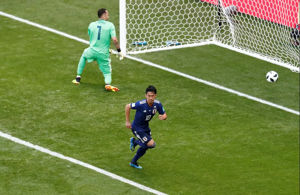 שינג'י קגאווה נבחרת יפן חוגג שער מול קולומביה