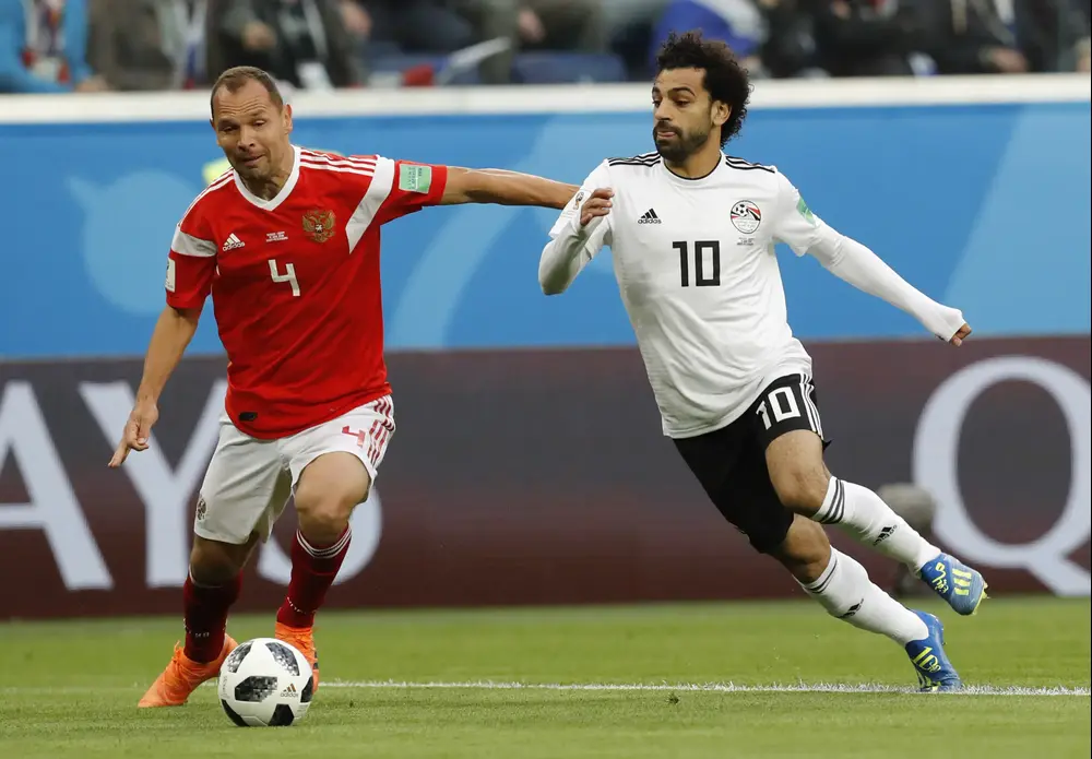 שחקן נבחרת רוסיה סרגיי איגנשביץ' עם שחקן נבחרת מצרים מוחמד סלאח