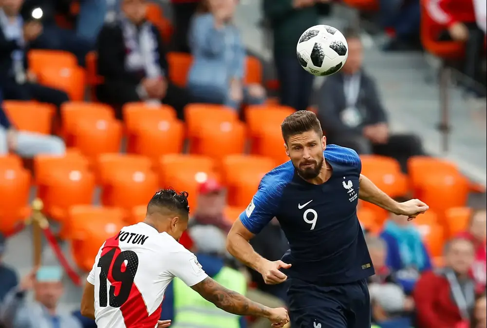 שחקן נבחרת צרפת אוליבייה ז'ירו עם שחקן נבחרת פרו יושימאר יוטון