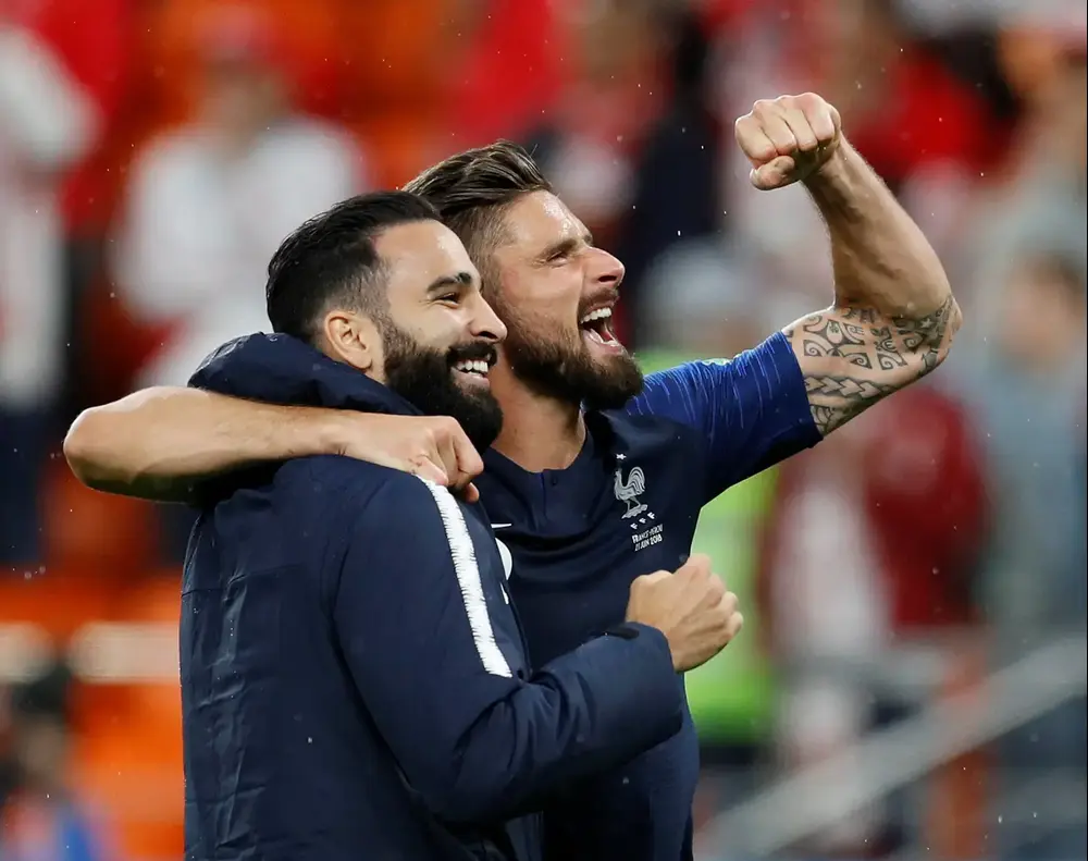 אוליבייה ז'ירו (מימין) עם עדיל ראמי שחקני נבחרת צרפת