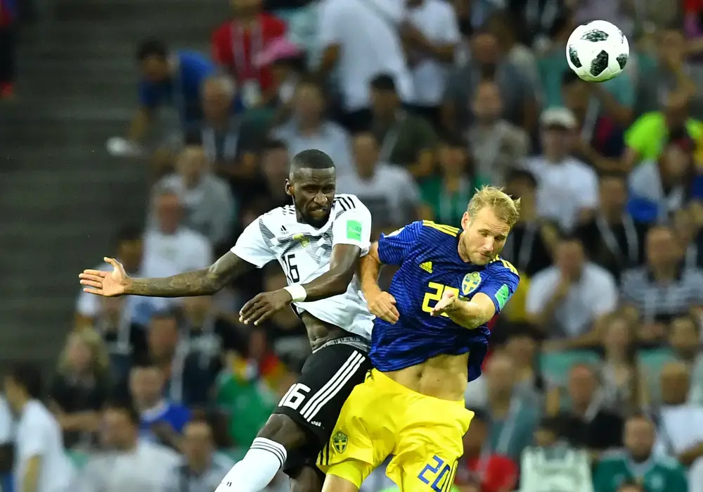 שחקן נבחרת גרמניה אנטוניו רודיגר עם שחקן נבחרת שבדיה אולה טויבונן