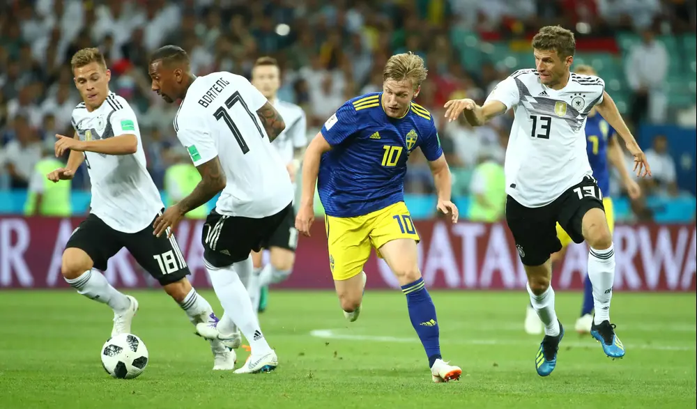 שחקן נבחרת שבדיה אמיל פורסברג עם שחקן נבחרת גרמניה תומאס מולר