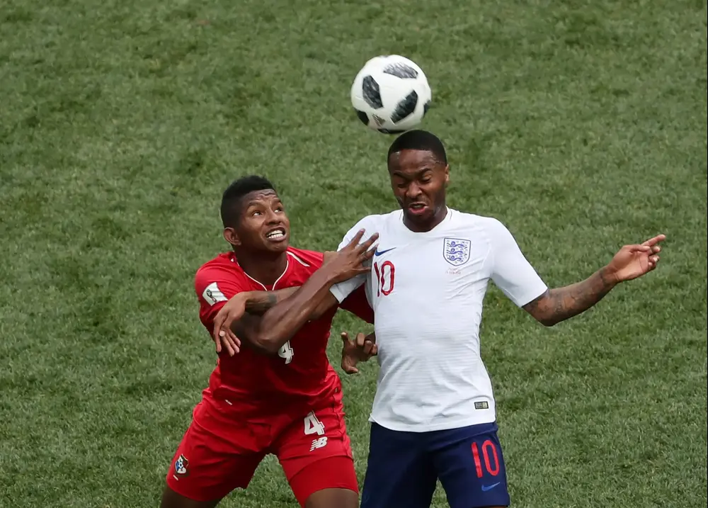 שחקן נבחרת אנגליה ראחים סטרלינג עם שחקן נבחרת פנמה פידל אסקובר