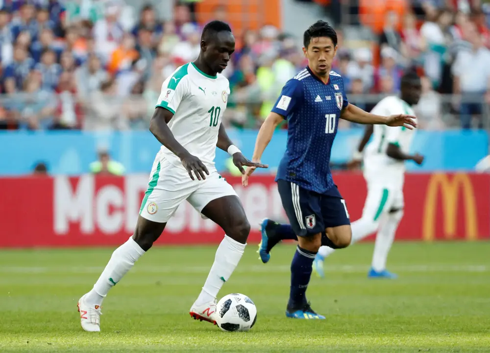 שחקן נבחרת סנגל סאדיו מאנה עם שחקן נבחרת יפן שינג'י קגאווה