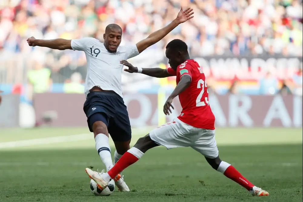 שחקן נבחרת דנמרק פיונה סיסטו עם שחקן נבחרת ג'יבריל סידיבה