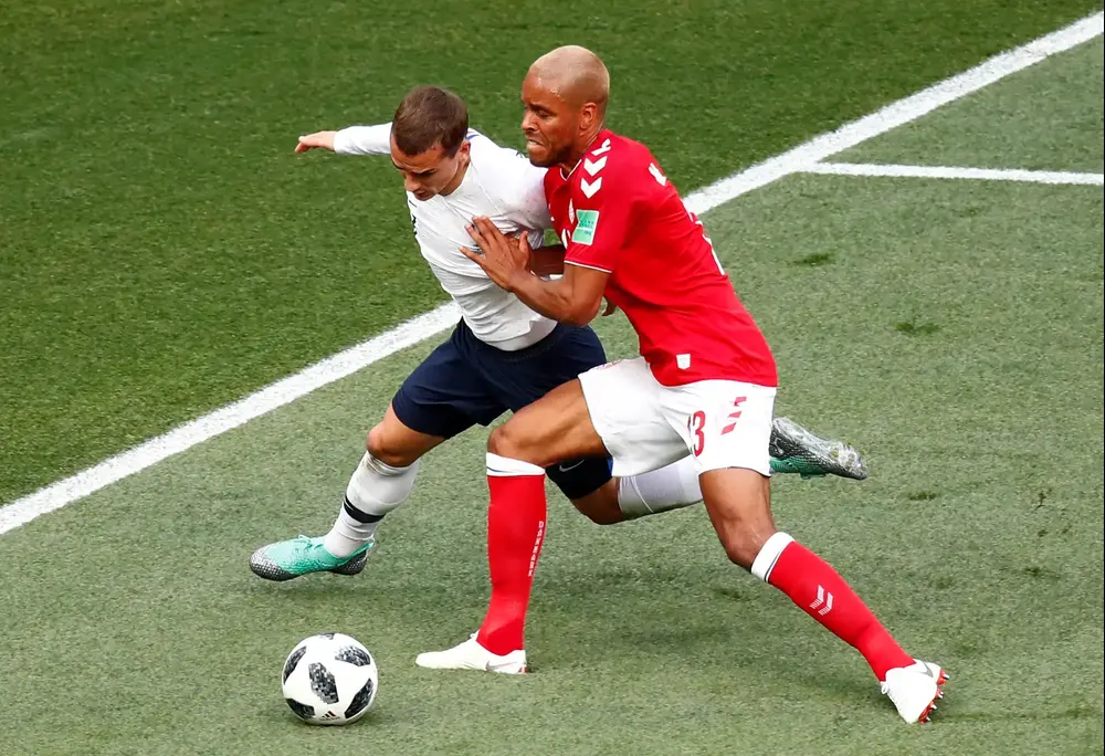 שחקן נבחרת דנמרק מתיאס יורגנסן עם שחקן נבחרת צרפת אנטואן גריזמן