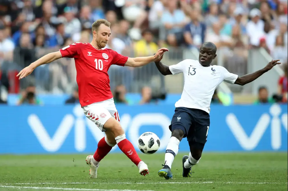 שחקן נבחרת צרפת אנגולו קאנטה עם שחקן נבחרת דנמרק כריסטיאן אריקסן