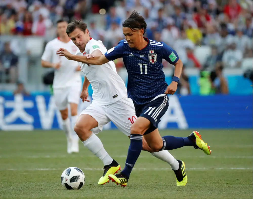 שחקן נבחרת יפן טקאשי אוסאמי עם שחקן נבחרת פולין גז'גוז' קריכוביאק