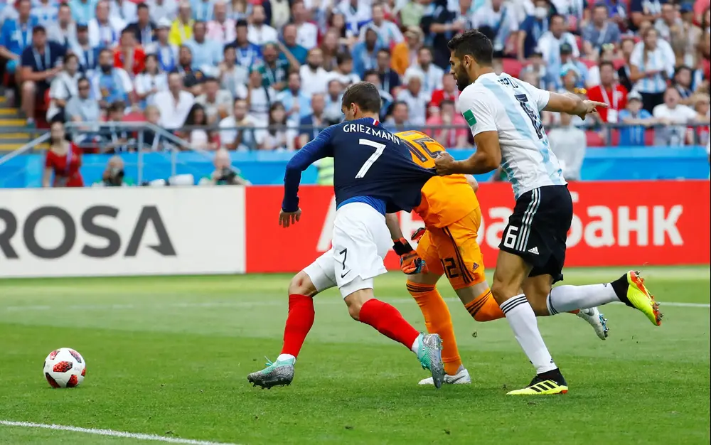 שחקן נבחרת ארגנטינה, פדריקו פאסיו, תופס בחולצה את שחקן נבחרת צרפת, אנטואן גריזמן