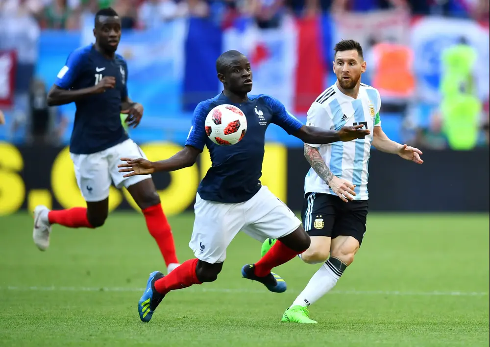 שחקן נבחרת צרפת, אנגולו קאנטה, לפני שחקן נבחרת ארגנטינה, ליאונל מסי