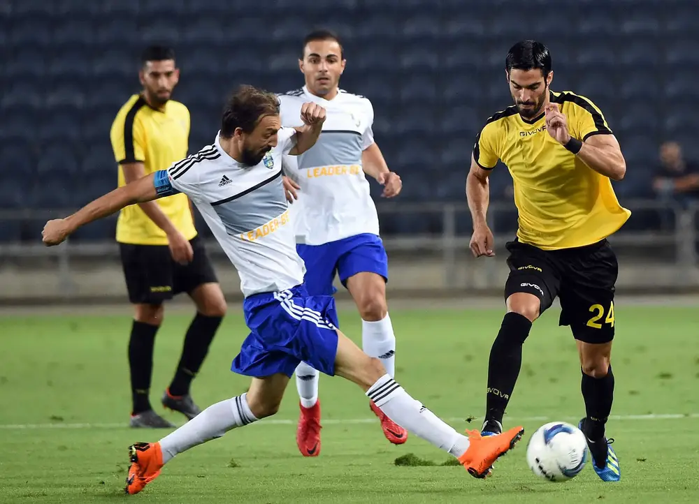 שחקן בית"ר ירושלים, אופיר קריאף, מול שחקן צ'יחורה, לאשה צ'יקבאידזה