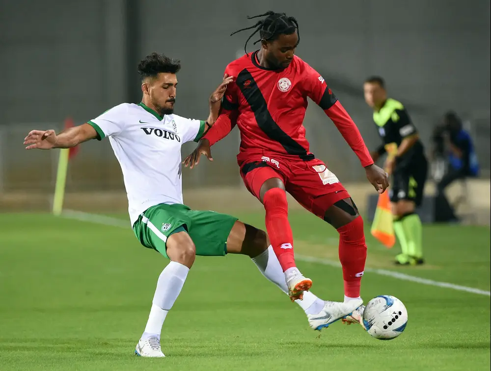 שחקן הפועל חדרה אנז' פרדי פלומן עם שחקן מכבי חיפה עאיד חבשי