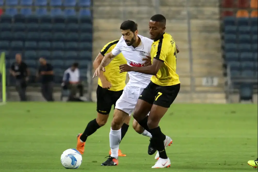 עוזיאל פרדו שחקן בית"ר ירושלים מול גל שיש שחקן מכבי פתח תקוה