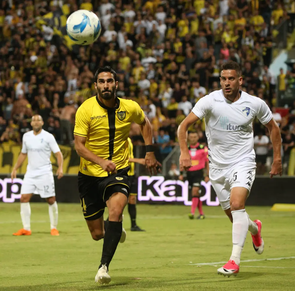 שחקן בית"ר ירושלים, אופיר קריאף, מול איאד אבו עביד, עירוני קרית שמונה