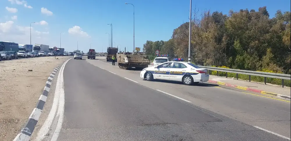 זהירות נגמ"שים חוצים: משוריין של צה"ל נפל ממשאית בכביש המהיר 2736260-46