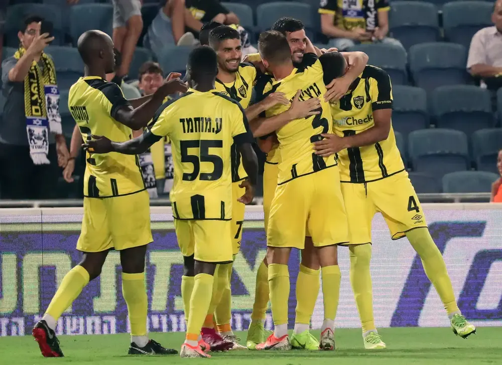 שחקני בית"ר ירושלים חוגגים עם שלומי אזולאי