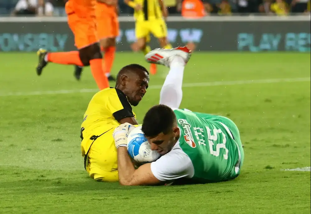 עומרי גלזר שוער סקציה נס ציונה מול גדי קינדה שחקן בית"ר ירושלים