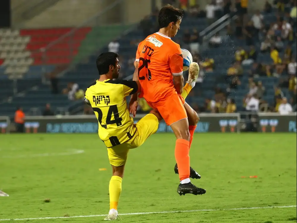 גיא בדש שחקן סקציה נס ציונה לפני אופיר קריאף שחקן בית"ר ירושלים