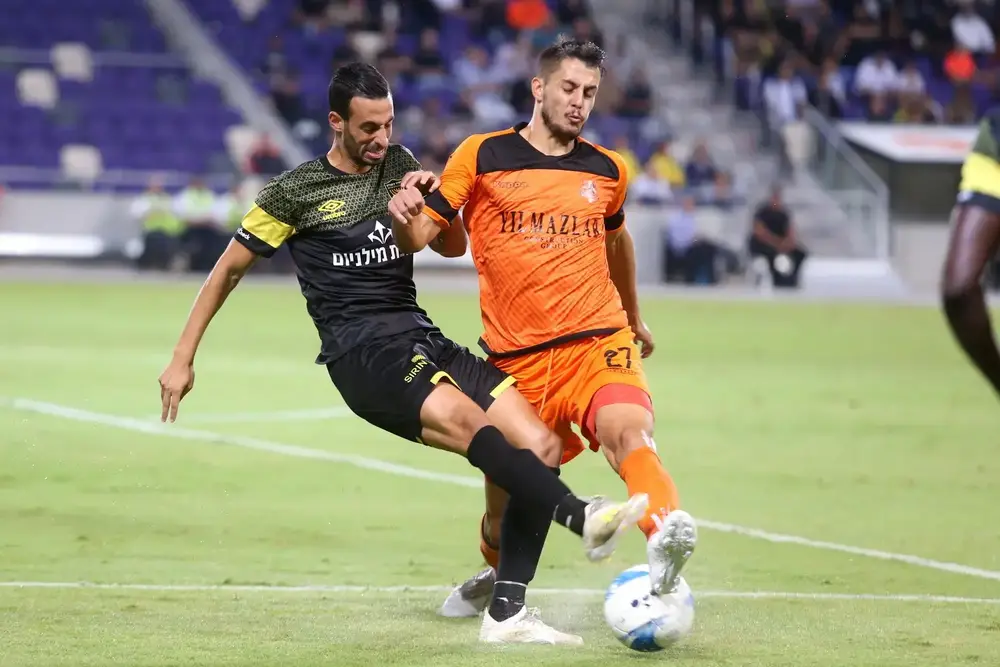 מתיאה ליואיץ' שחקן בני יהודה מול דן איינבינדר שחקן בית"ר ירושלים