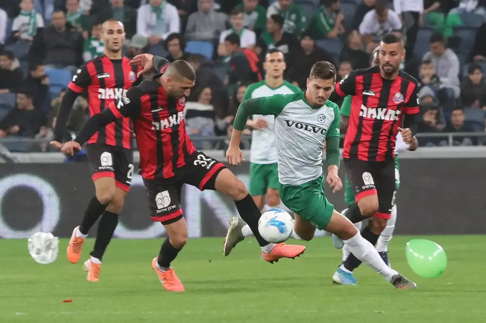 שחקן הפועל חיפה, בן והבה, מול שחקן מכבי חיפה, ירדן שועה