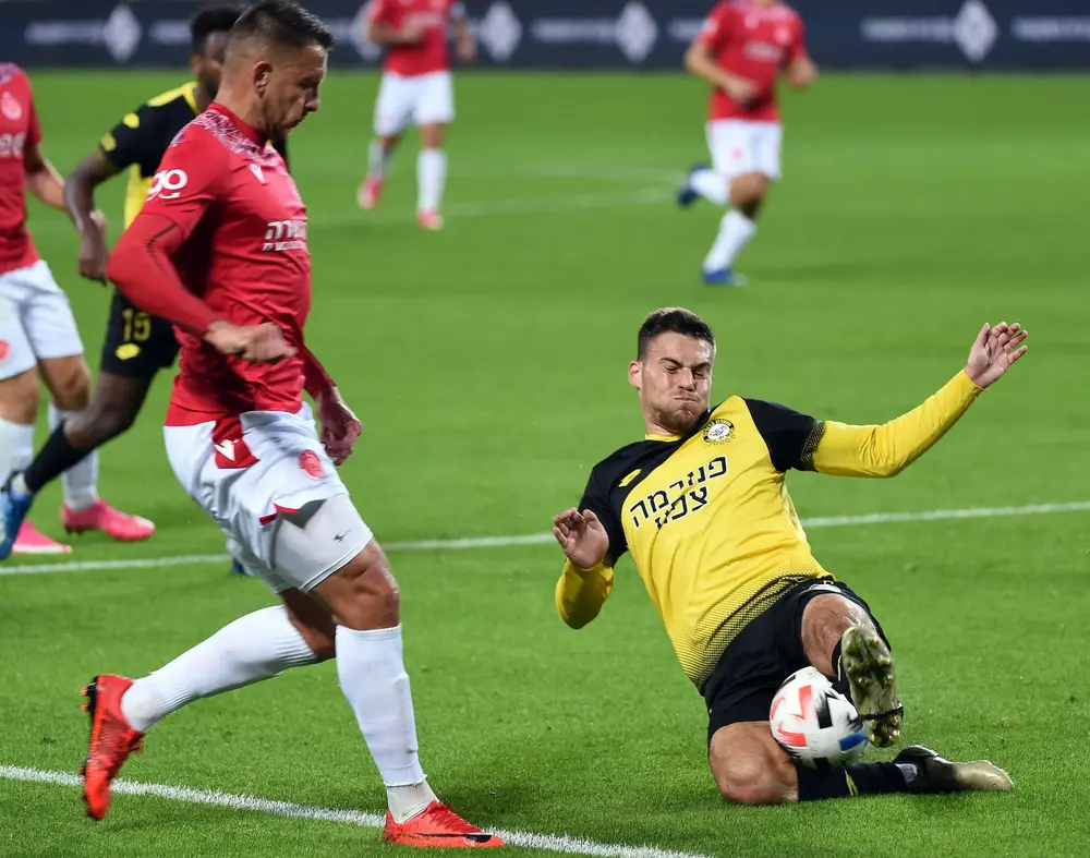 שחקן מכבי נתניה רותם קלר מול שחקן הפועל תל אביב, איאד אבו עביד