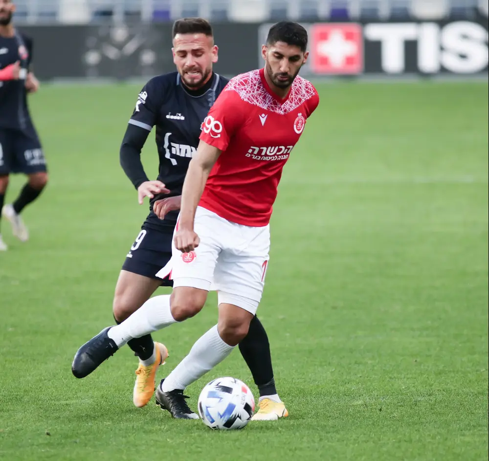 שחקן הפועל תל אביב לידור כהן, לפני רז שטיין, הפועל חיפה