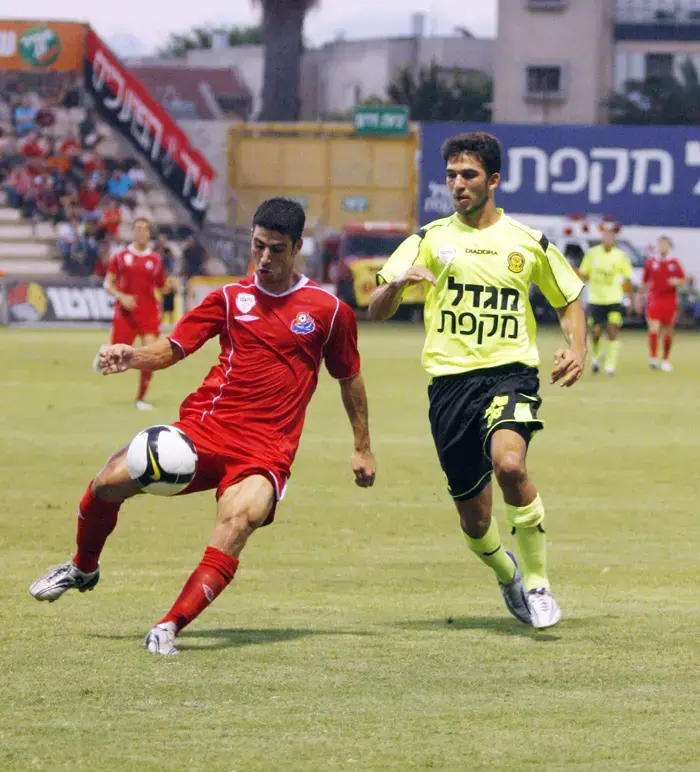 אוראל דגני שחקן מכבי נתניה שומר על רן אבוקרט שחקן הפועל חיפה