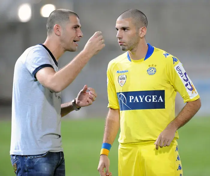 שחקן מכבי תל אביב ניסו קפילוטו עם מאמן הקבוצה אבי נמני