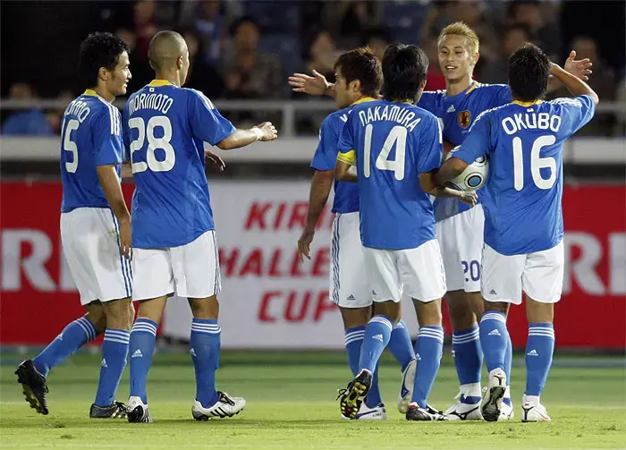 חקני נבחרת יפן חוגגים שער עם קייסוקה הונדה