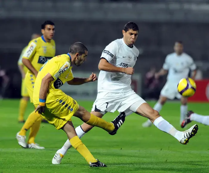 חלוץ מ.ס אשדוד דימיטאר מקרייב מול ניסו קפילוטו, מכבי תל אביב